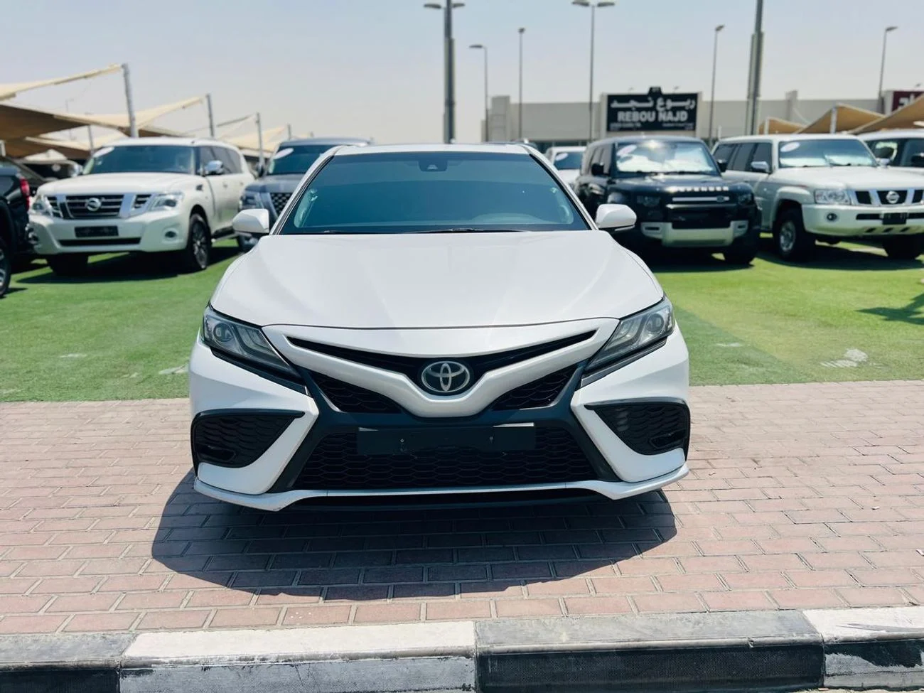 Front view of a sedan available from Detobanis