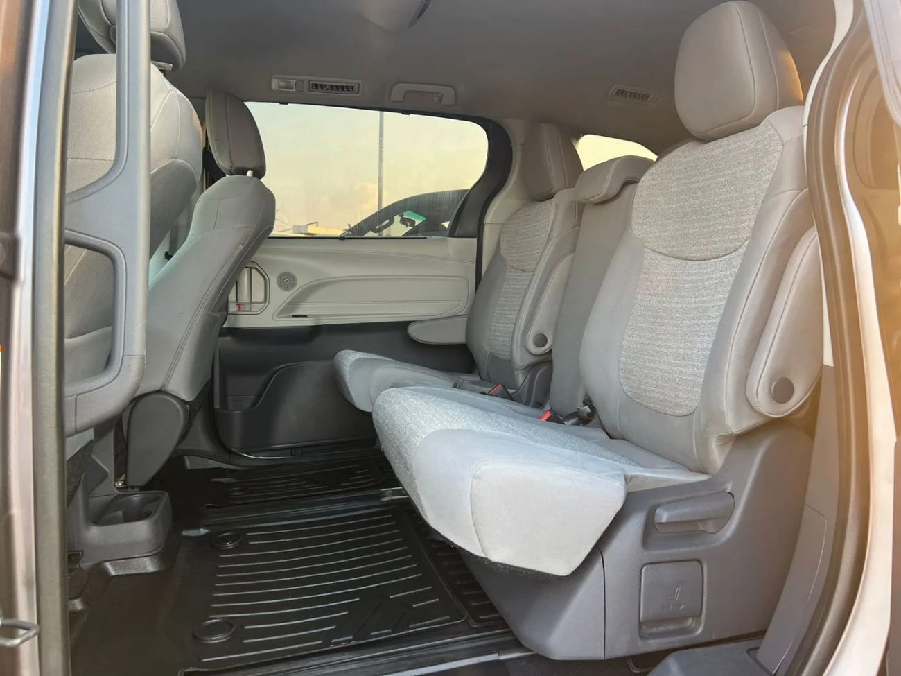 Interior / seats of Toyota Sienna LE (SUV)