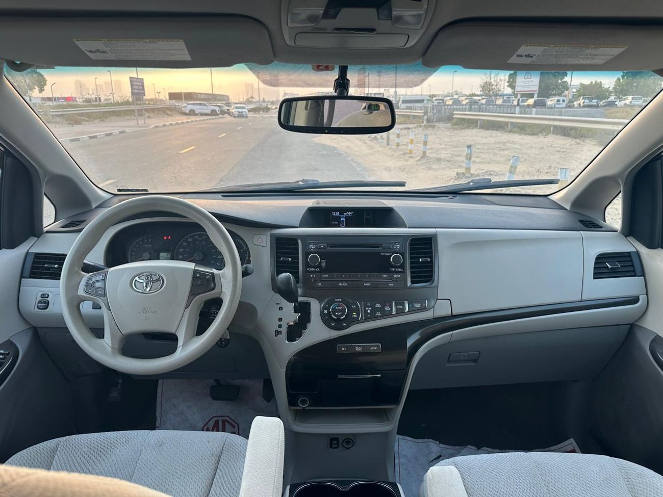 Steering / dashboard of Toyota Sienna XLE (SUV)